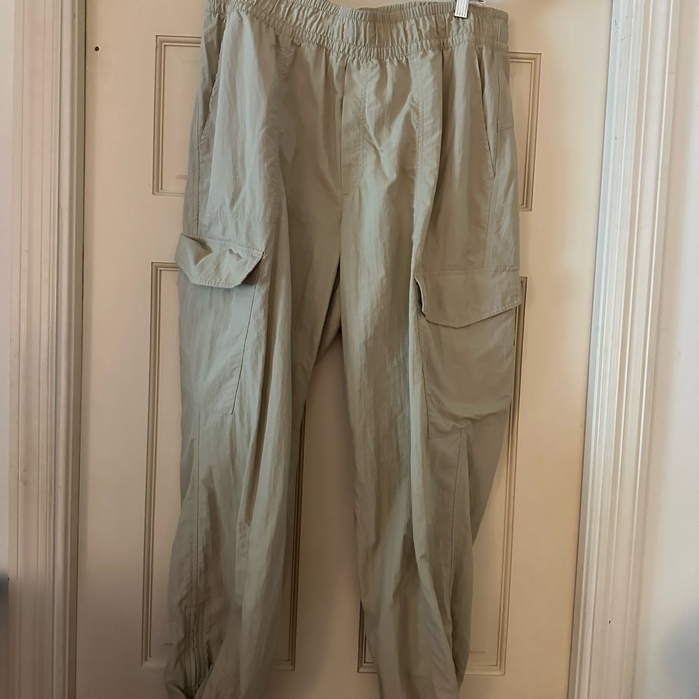Old Navy Women's Light Tan Cargo Pants